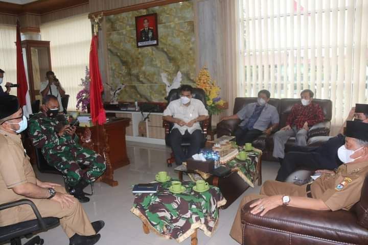 Wakil Gubernur Jambi Drs.H.Abdullah Sani, M.Pd.I, didampingi Sekretaris Daerah H.Sudirman,SH,MH, menghadiri FGD Penanganan Karhutla di Ruang Rapat Danrem 042/Gapu Jambi. 