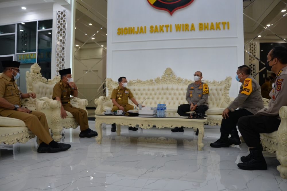 Gubernur Jambi Al Haris bersama Wakil Gubernur Jambi Abdullah Sani didampingi Sekda Provinsi Jambi Sudirman sambangi Mapolda Jambi. 