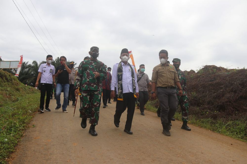 Wakil Gubernur Abdullah Sani Menghadiri penutupan TNI Manunggal Membangun Desa (TMMD) ke-111 Tahun 2021, yang diselenggarakan di Desa Bukit Beringin, Kecamatan Bangko Barat, Kabupaten Merangin. Rabu (14/07/2021).