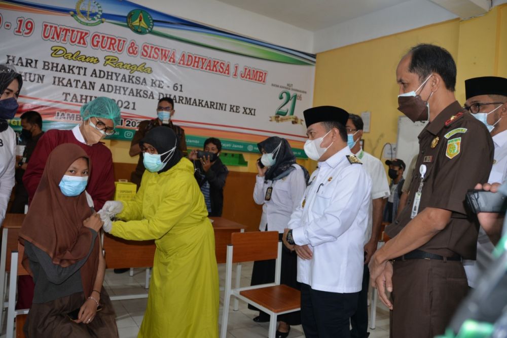 Gubernur Jambi Al Haris meninjau pelaksanaan vaksinasi covid-19 di SMA Adhyaksa Jambi, Rabu (14/7/21).