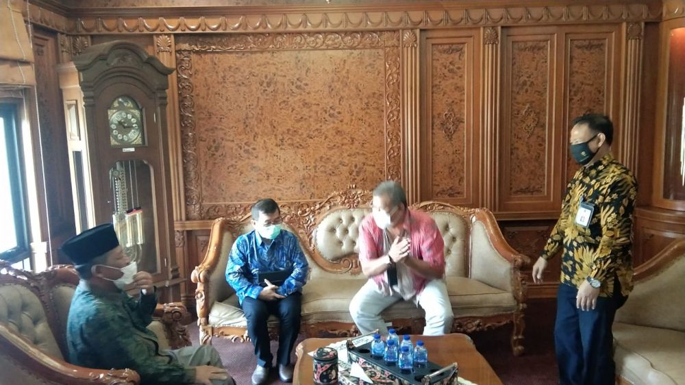 Wakil Gubernur menerima Kepala Kantor Pelayanan Pajak Pratama Pelayangan Jambi   Sabandiyono, SE, Account Representative Seksi Pengawasan IV Nasril dan Kepala Seksi Pengawasan IV Moch Dedi Murahman SE, Ak,M.A, bertempat di ruang kerja Wakil Gubernur, Jum’at (16/07/2021)