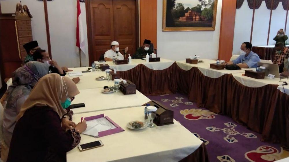 Rapat penanganan Covid-19 menyikapi peningkatan jumlah pasien dengan mengeluarkan Instruksi Gubernur di Rumah Dinas Gubernur Jambi, Jumat (16/7/21).