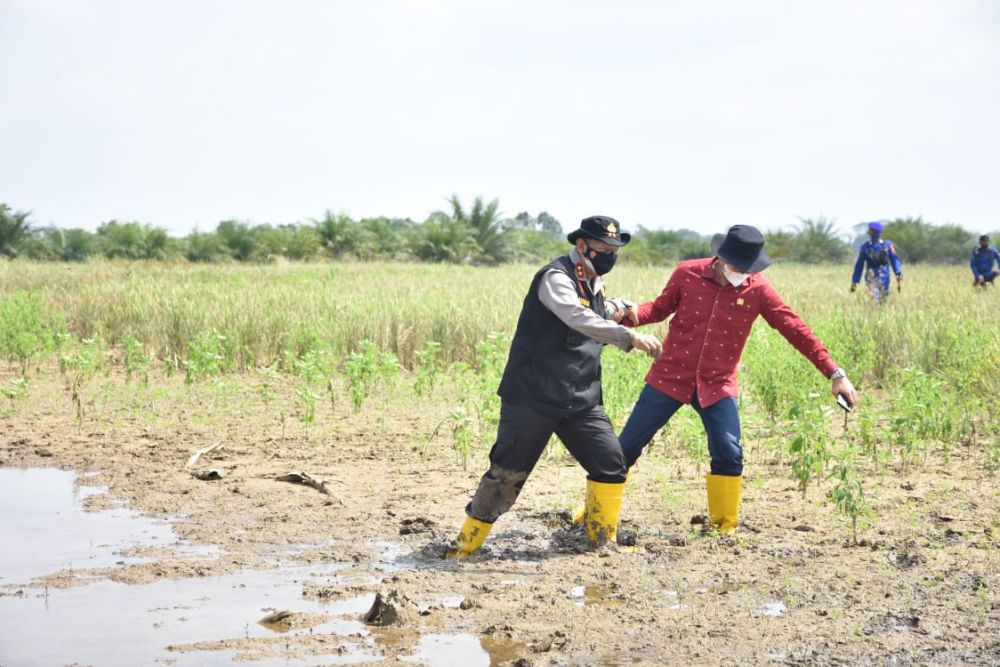 Ketua DPRD Provinsi Jambi Edi Purwanto bersama Kapolda Jambi Irjen Pol Rachmad Wibowo turun untuk melihat langsung kondisi Taman Nasional Berbak di Kabupaten Tanjung Jabung Timur, Jumat (16/7/2021).
