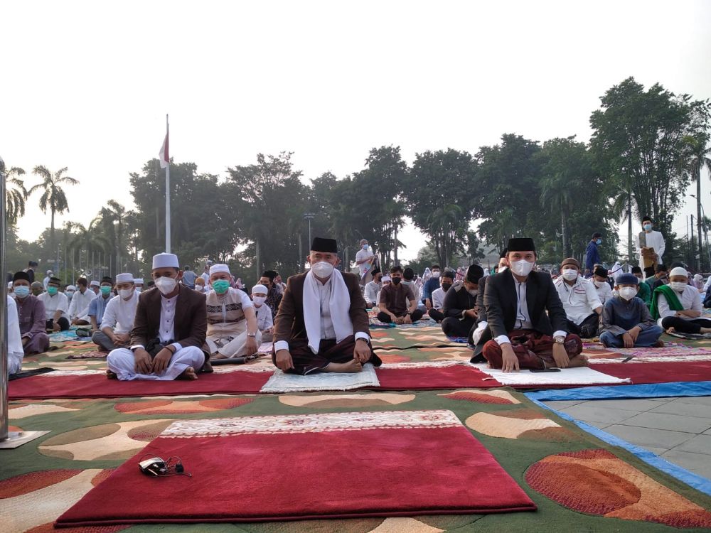 Ketua DPRD Provinsi Jambi Edi Purwanto melaksanakan shalat Idul Adha 1442 H di Lapangan Kantor Walikota Jambi, Selasa (20/1/2021).