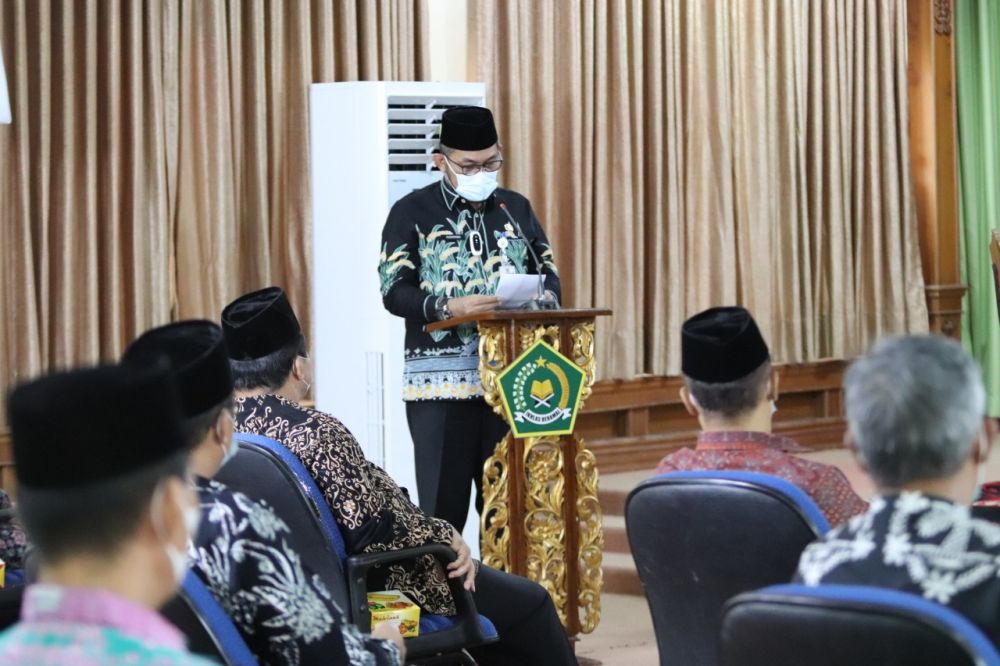 Sekda Provinsi Jambi Sudirman membuka secara resmi acara Talk Show yang mengangkat tema “Cegah Kawin Anak (Pernikahan Dini), Stunting (Pertumbuhan Kerdil), dan Nikah Siri”, di Kantor Wilayah Kementerian Agama Provinsi Jambi, Kamis (22/7/2021). 