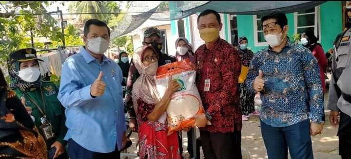 Penyaluran bantuan PPKM