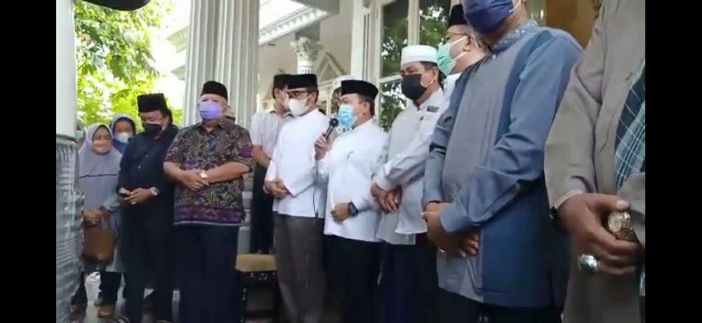 Ketua DPRD Provinsi Edi Purwanto saat ikut memberikan penghormatan terakhir almarhum Hasip Kalimuddin Syam dan sekaligus menyampaikan duka cita mendalam kepada keluarga yang ditinggal.