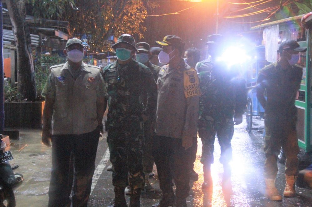 Kapolres Tanjabarat melakukan penertiban jam malam sembari memberikan sembako