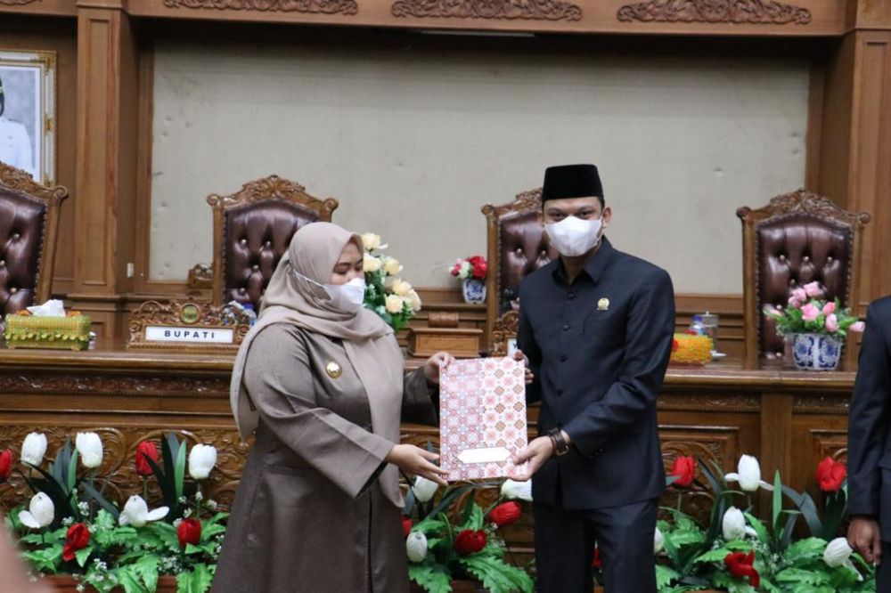 Bupati menyerahkan berkas KUA-PPAS ke Ketua DPRD Muarojambi Yuli Setia Bhakti