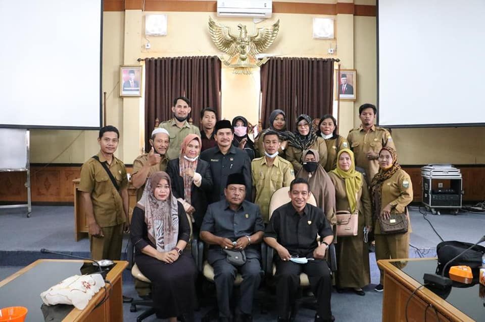 Komisi III Foto bersama perwakilan honorer.
