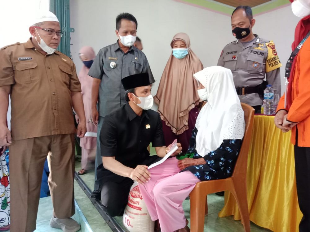 Ketua DPRD Provinsi Jambi Edi Purwanto memantau langsung proses Penyaluran Bantuan PPKM dari Presiden RI berupa Bantuan Sosial Tunai (BST) di beberapa titik. 