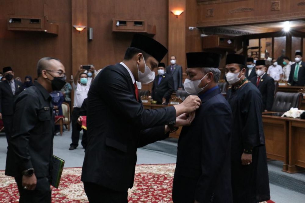 Ketua DPRD Muarojambi memasang Pin