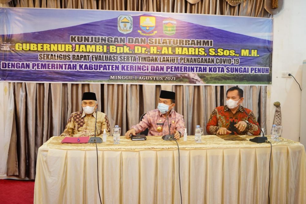 Rapat evaluasi serta tindak lanjut penanganan covid-19 dengan Pemerintah Kabupaten Kerinci dan Kota Sungai Penuh, di Aula Kantor Bupati Kerinci, Minggu (1/8/2021).