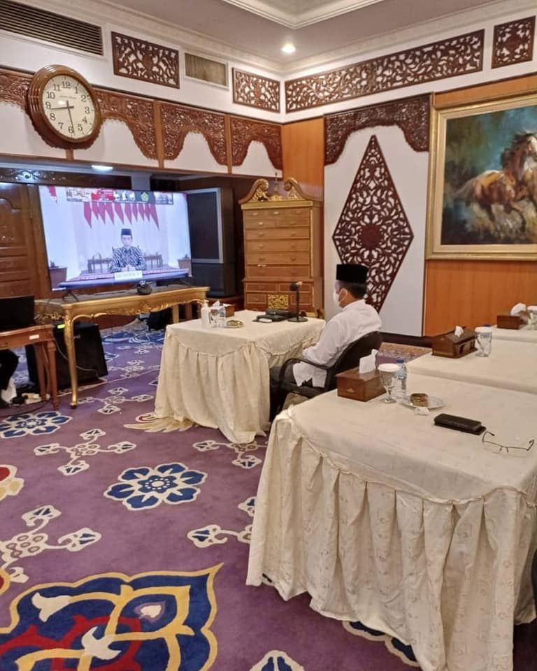 Wakil Gubernur Jambi H. Abdullah Sani secara virtual mengikuti Dzikir Bersama dan doa kebangsaan 76 Tahun Indonesia Merdeka secara virtual dari Rumah Dinas Gubernur Jambi, Minggu (1/8/21)