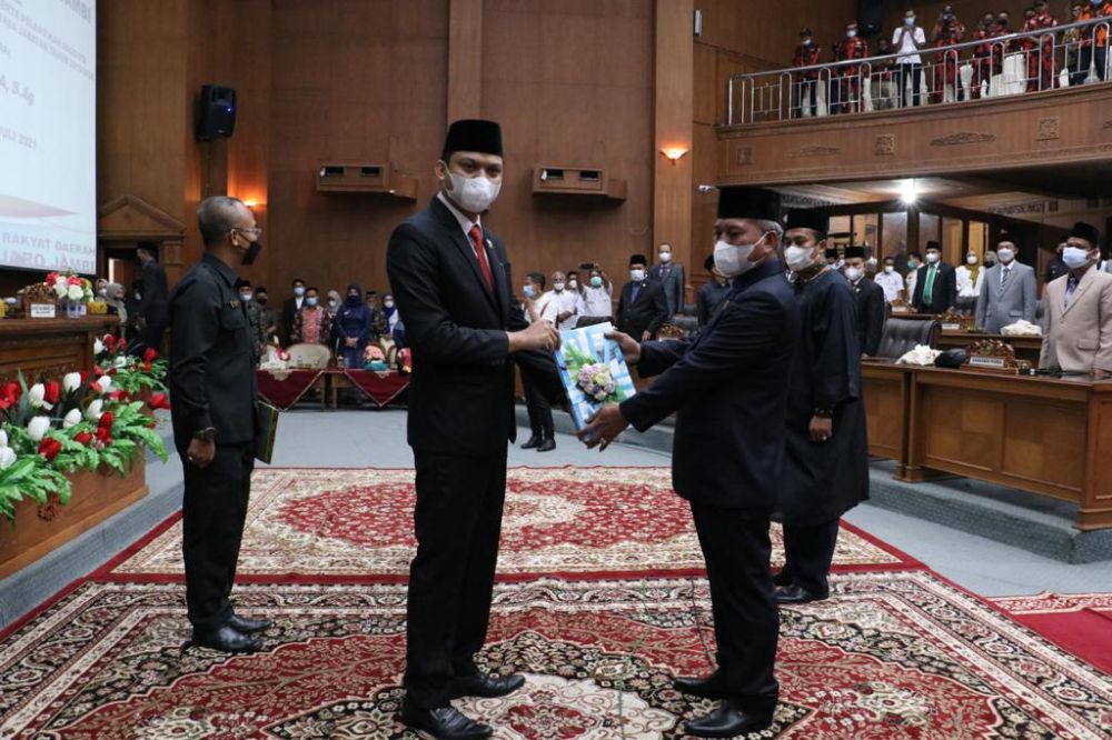 Ketua DPRD Yuli Setia Bhakti Menyerahkan SK