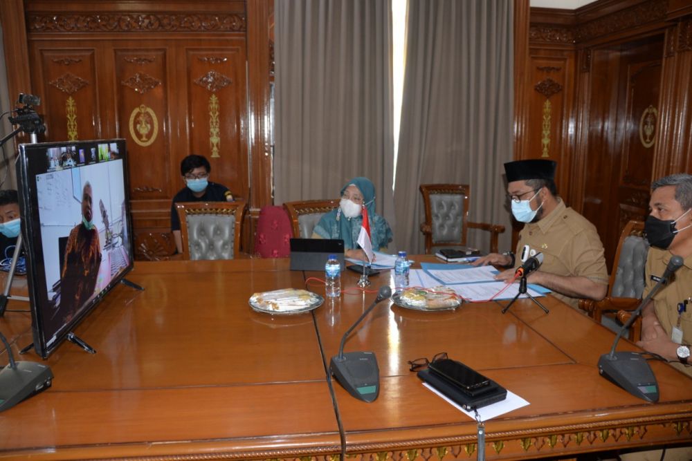 Rapat Monitoring dan Evaluasi BUMD Air Minum, Limbah dan Sanitasi terkait tindak lanjut Penyusunan Tarif Batas Atas dan Tarif Batas Bawah BUMD Air Minum oleh Gubernur yang diikuti Sekda Provinsi Jambi H.Sudirman,S.H,M.H  secara virtual dari Ruang Rapat Sekda, Selasa (3/8/21).