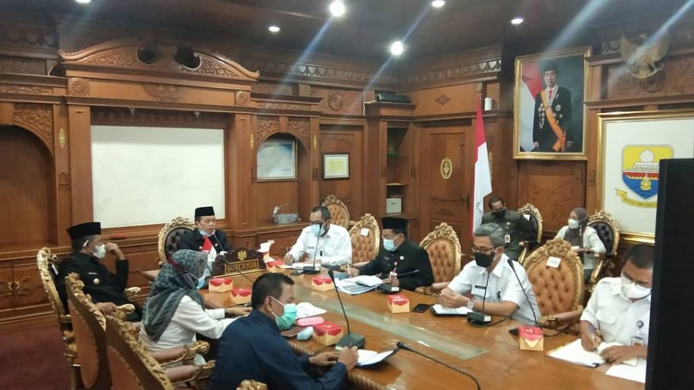 Gubernur saat memberi arahannya saat memimpin rapat pembahasan BUMD, di Ruang Rapat Gubernur Jambi, Rabu (4/8/2021).