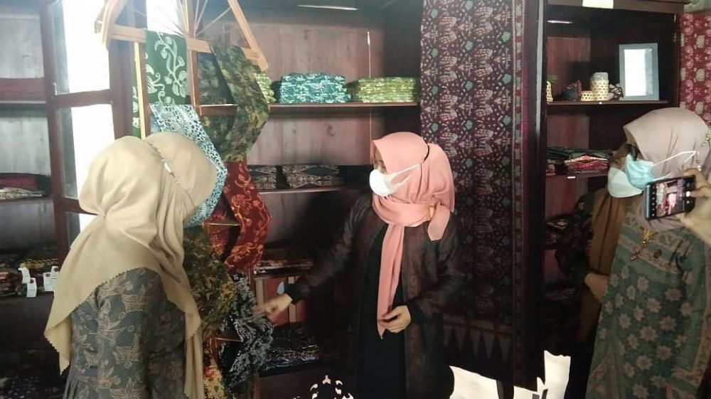 Ketua Dekranasda Provinsi Jambi Hj.Hesti Haris menyeleksi produk unggulan hasil kerajinan dari berbagai daerah di Provinsi Jambi 