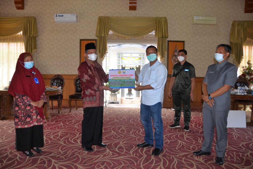 Wakil Gubernur Jambi Drs. H. Abdullah Sani memberikan bantuan dari Pemerintah Provinsi Jambi kepada Masyarakat Tanjung Jabung Timur bertempat di Rumah Dinas Bupati Tanjung Jabung Timur, Kamis(05/08/2021).