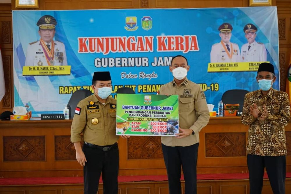 Gubernur Al Haris saat memberi bantuan saat kunjungan kerja ke Kabupaten Tebo