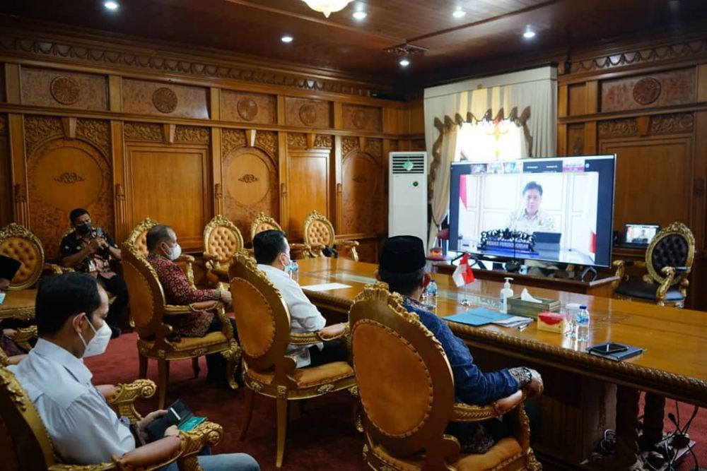 Vidio Conference bersama Presiden Republik Indonesia Ir. Joko Widodo dengan beberapa Menteri Terkait dalam rangka Rapat Koordinasi (Rakor) Evaluasi dan Tindak Lanjut (Pemberlakuan Pembatasan Kegiatan Masyarakat) PPKM Level IV diluar Wilayah Jawa dan Bali