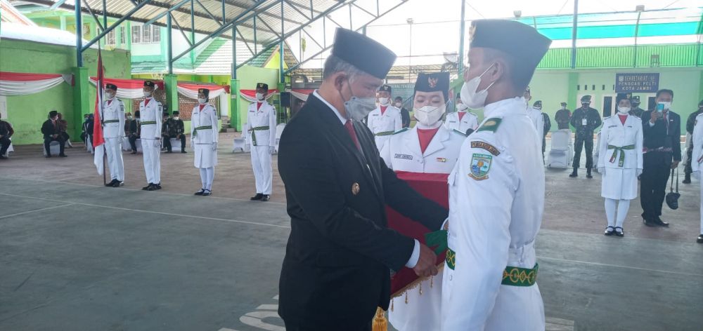 Walikota jambi H Syarif Fasha saat mengukuhkan pasukan pengibaran bandara 