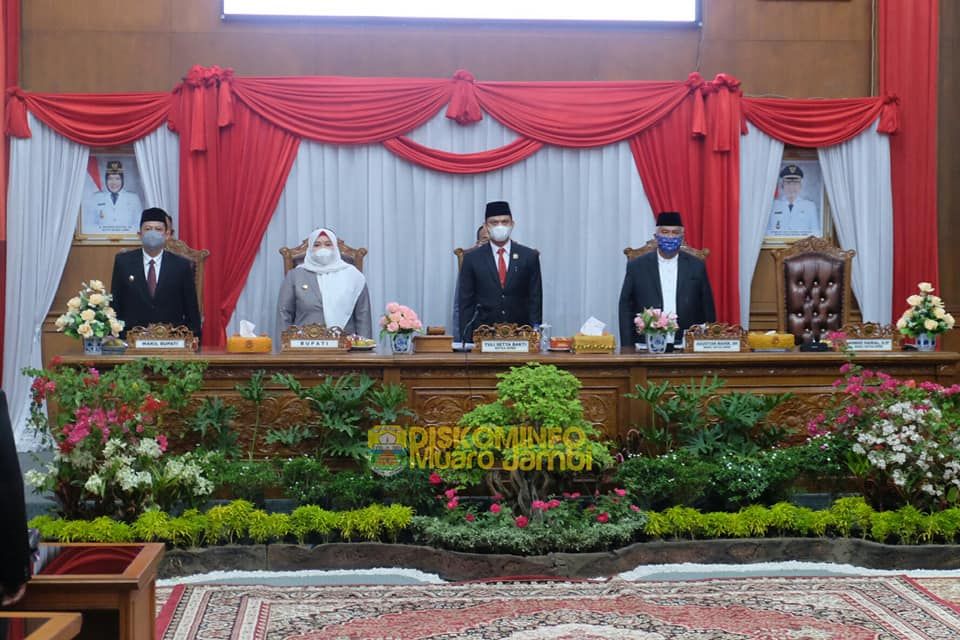Menyanyikan lagu Indonesia Raya