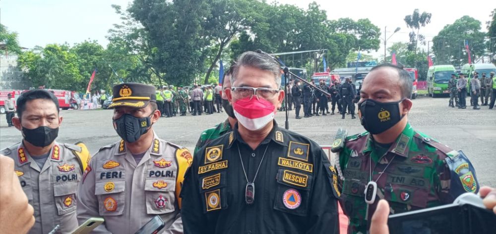 Fasha memberikan keterangan pada wartawan. 