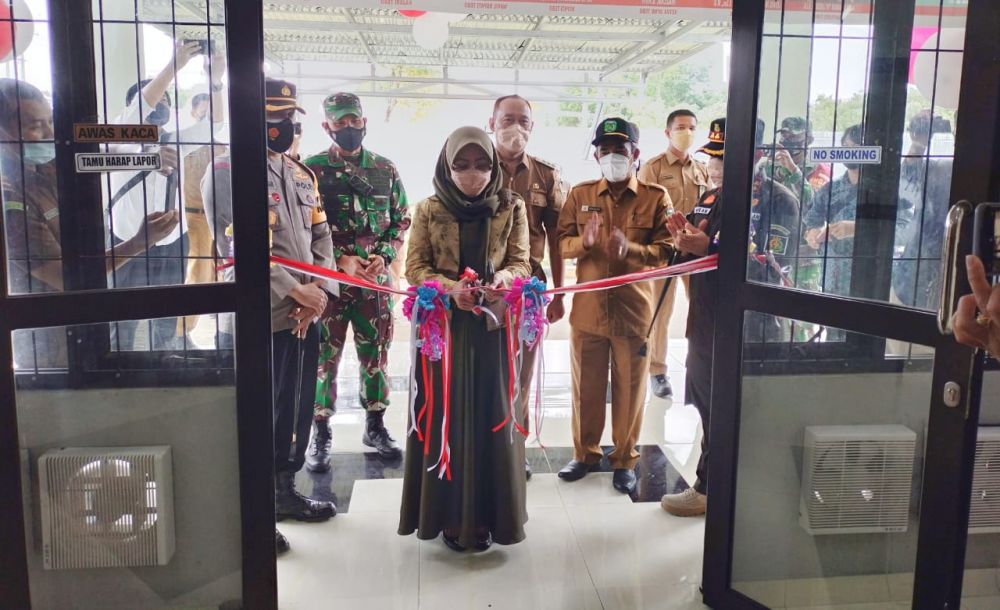 pengguntingan Pita oleh Anggota DPR RI Dapil Jambi Hj. Saniatul Lativa didampingi Bupati H. Sukandar, Wakil Bupati Syahlan