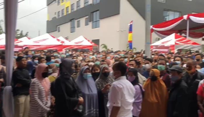 Kerumunan warga yang ingin di vaksin.