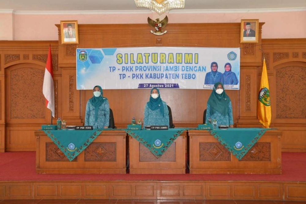 Ketua Tim Penggerak (TP) PKK Provinsi Jambi Hj Hesnidar Haris, SE, Saat Kunjungan kerja dan silahturahmi dengan Ketua TP PKK Kabupaten Tebo, di Aula Rumah Dinas Bupati Tebo, Jum'at 27/8/2021.

