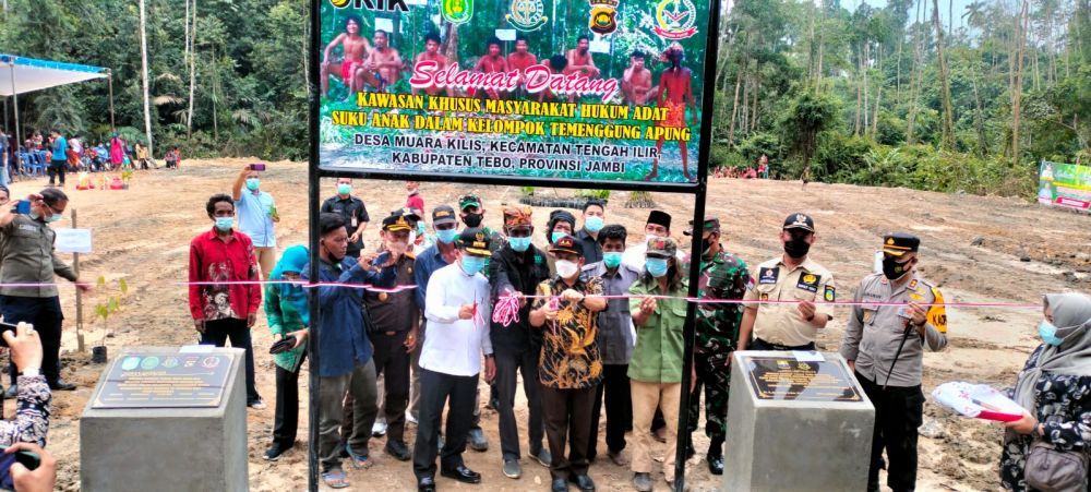 Kajati dan Gubernur Jambi saat menggunting pita meresmikan kawasan MHA SAD