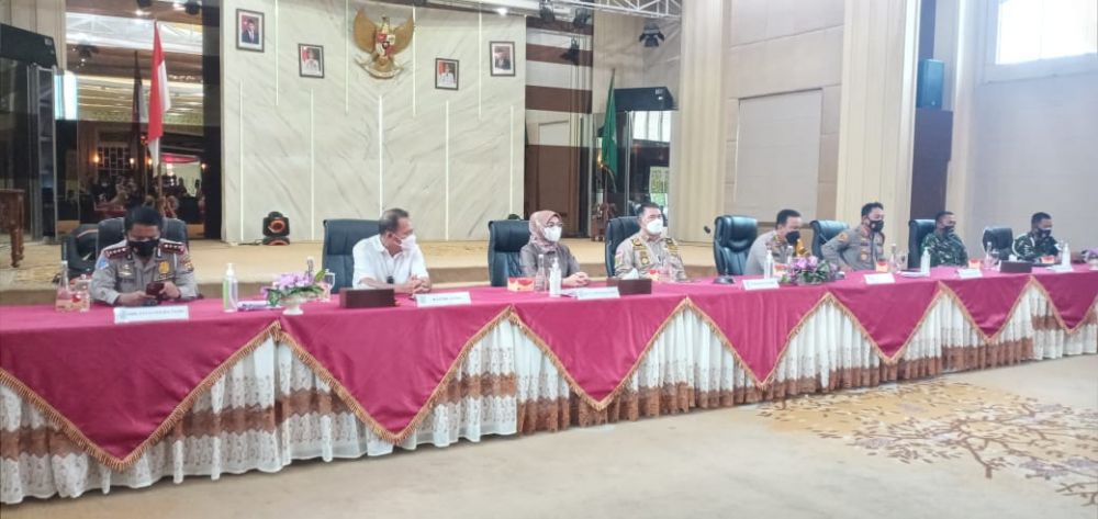 Fasha memberikan keterangan pada wartawan terkait pengehentian PPKM