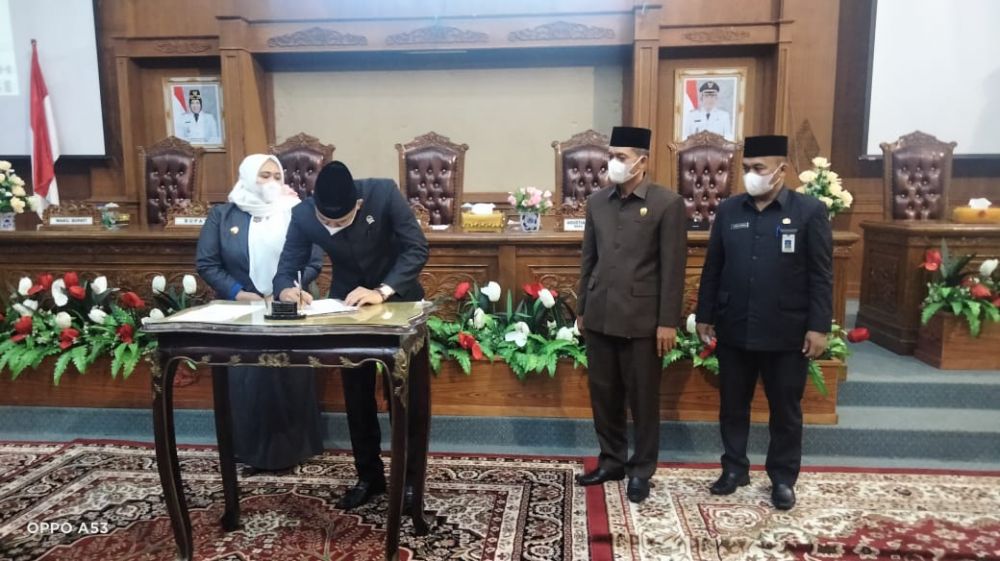 Ketua DPRD Menandatangi dokumen