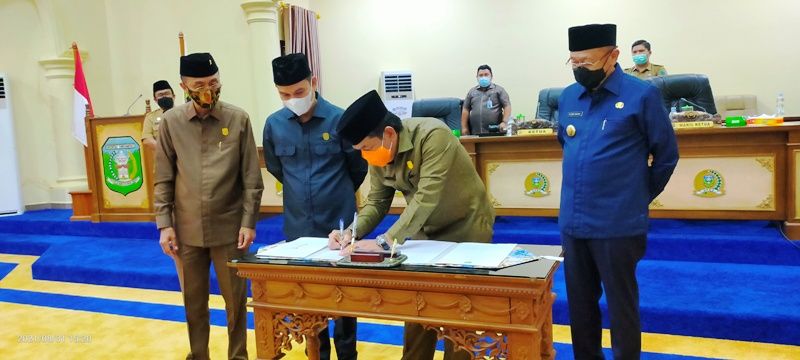 Ketua DPRD bersama 2 pimpinan dewan dan Bupati