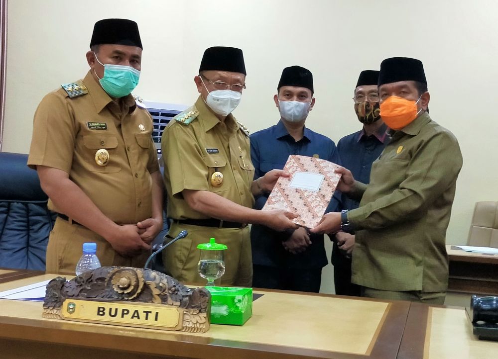 Pimpinan DPRD bersama H Cek Endra 