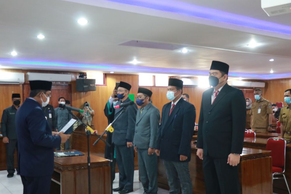 Bupati Anwar Sadat melantik 4 (empat) orang Pejabat Struktural di Lingkungan Pemkab Tanjung Jabung Barat di Pola Utama Kantor Bupati, senin (06/09).