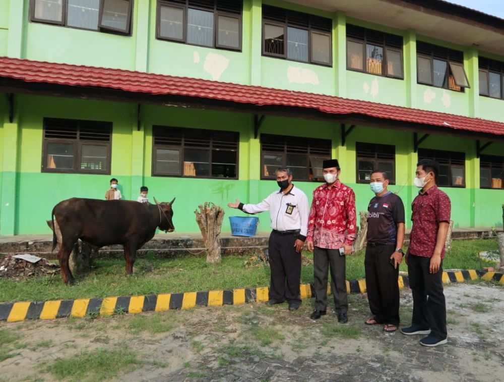 Ketua DPRD Saat Menyerahkan Hewan Kurban di MAN Model Kota Jambi.