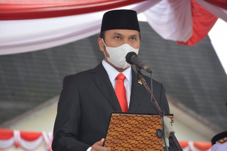 Ketua DPRD Provinsi Jambi, Edi Purwanto saat membacakan teks proklamasi dalam upacara pengibaran duplikat bendera pusaka di halaman kantor Gubernur Jambi, Selasa (17/8)