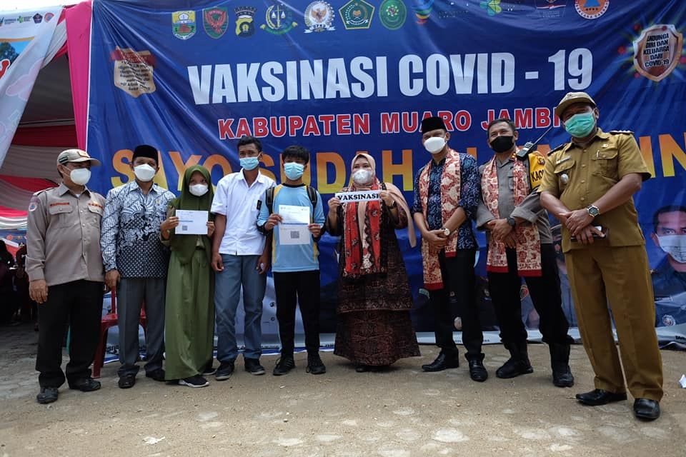 Foto bersama Ketua DPRD dan Bupati Muarojambi.