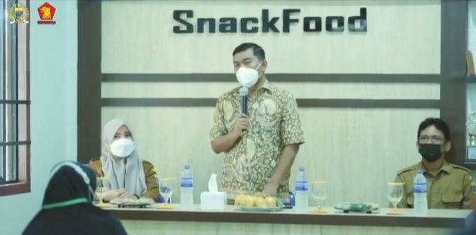 Rocky Candra saat menyampaikan sambutan saat  membuka pelatihan pengolahan makanan yang di fasilitasi oleh Dinas Perindustrian dan Perdagangan Provinsi Jambi, selasa (7/9/21).