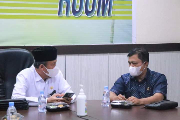 Ketua Komisi IV DPRD Provinsi Jambi M Khairil saat bersama Sekretaris Daerah Tanjabbar Haji Agus Sanusi. 