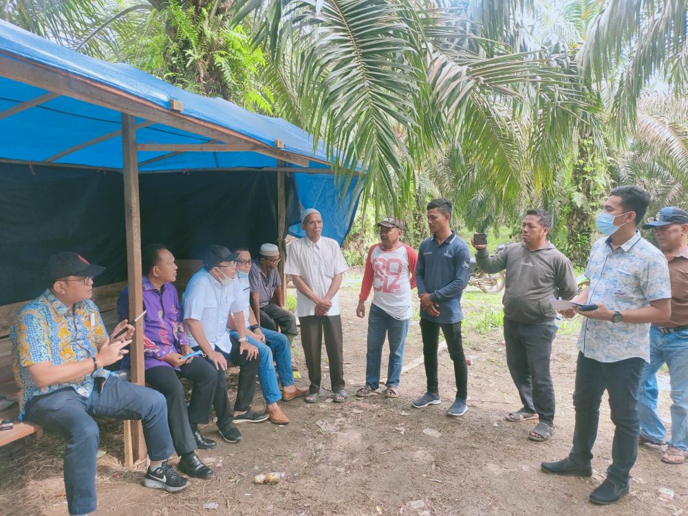 Panitia Khusus (Pansus) konflik lahan DPRD Provinsi Jambi bergerak cepat mengecek lokasi konflik yang terjadi antara Kelompok Tani Hutan (KTH) Alam Rimbo Lestari dengan PT Agrindo Panca Tunggal Perkasa (APTP) di Kabupaten Sarolangun, Rabu (8/9/2021)