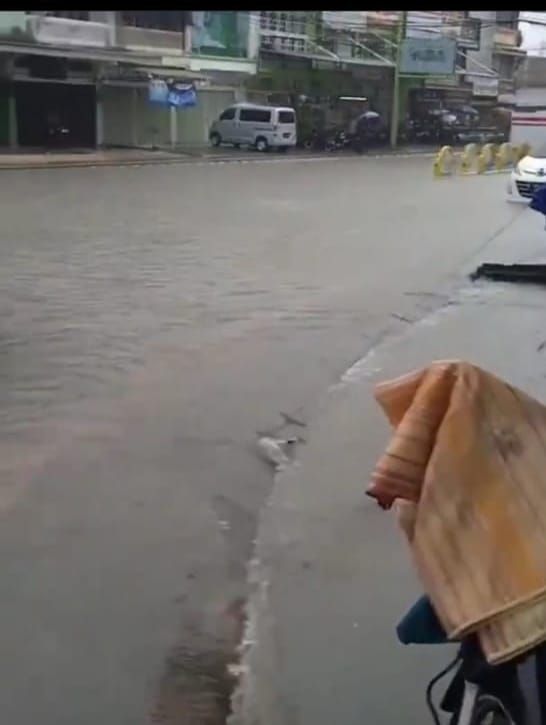 Banjir yang terjadi akibat drainase tak mampu menampung luapan air.