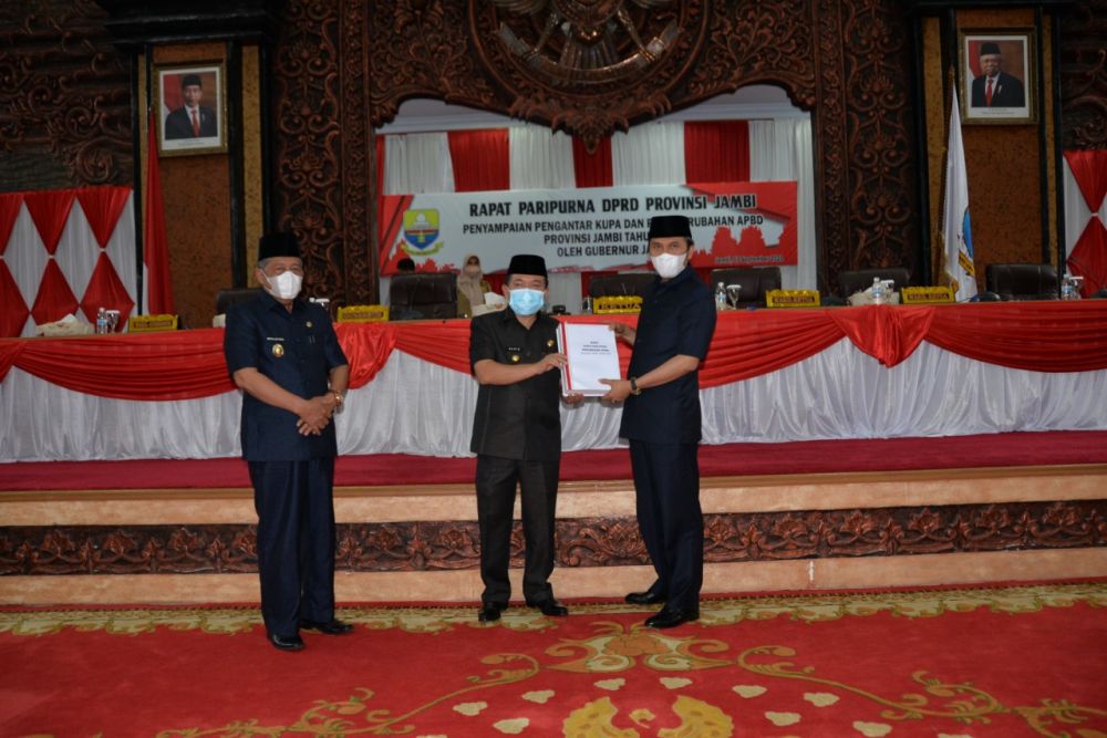 Ketua DPRD Provinsi Jambi Edi Purwanto saat Menerima Kebijakan Umum Perubahan APBD (KUPA) dan Plafon Prioritas Anggaran Sementara Perubahan (PPAS-P) Provinsi Jambi Tahun Anggaran 2021 dari Gubernur Jambi Al Haris. 