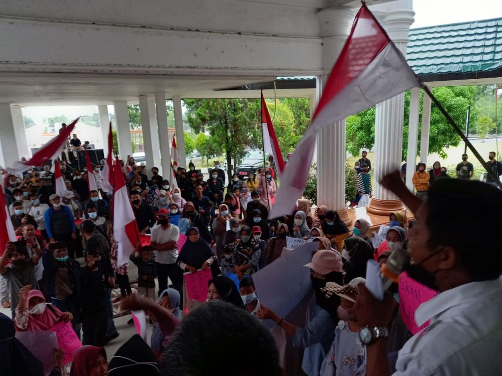 Warga yang mendatangi kantor bupati Muarojambi