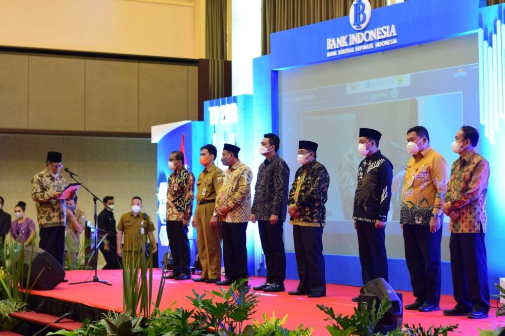 Wakil Gubernur Jambi Drs. H. Abdullah Sani mengukuhkan dan Membuka Rapat Koordinasi Tim Percepatan dan Perluasan Digitalisasi Daerah (TP2DD) Provinsi Jambi di Swiss Bell Hotel, Selasa (14/09/2021).