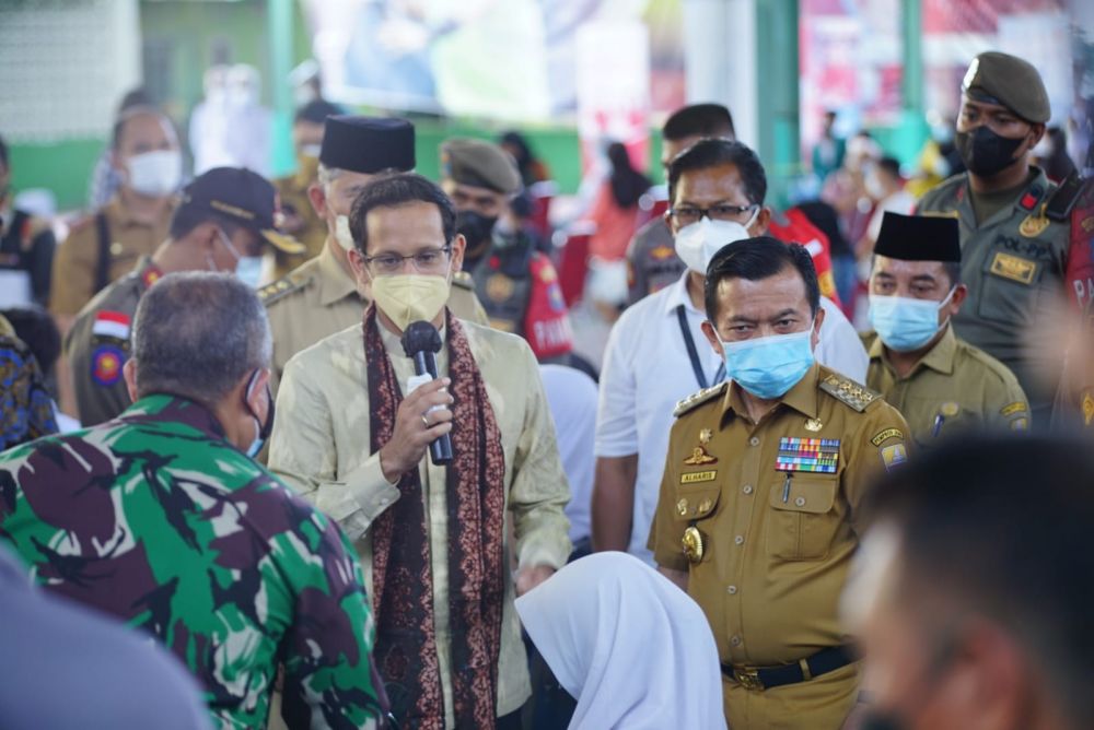 Gubernur Jambi Al Haris mendampingi Nadiem Makarim tinjau vaksin 