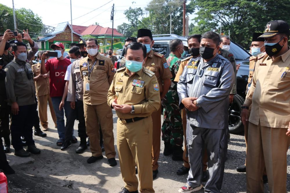 Gubernur Al Haris memberikan bantuan kepada Korban Kebakaran di pasar bawah kota bangko, Senin (20/09/2021).