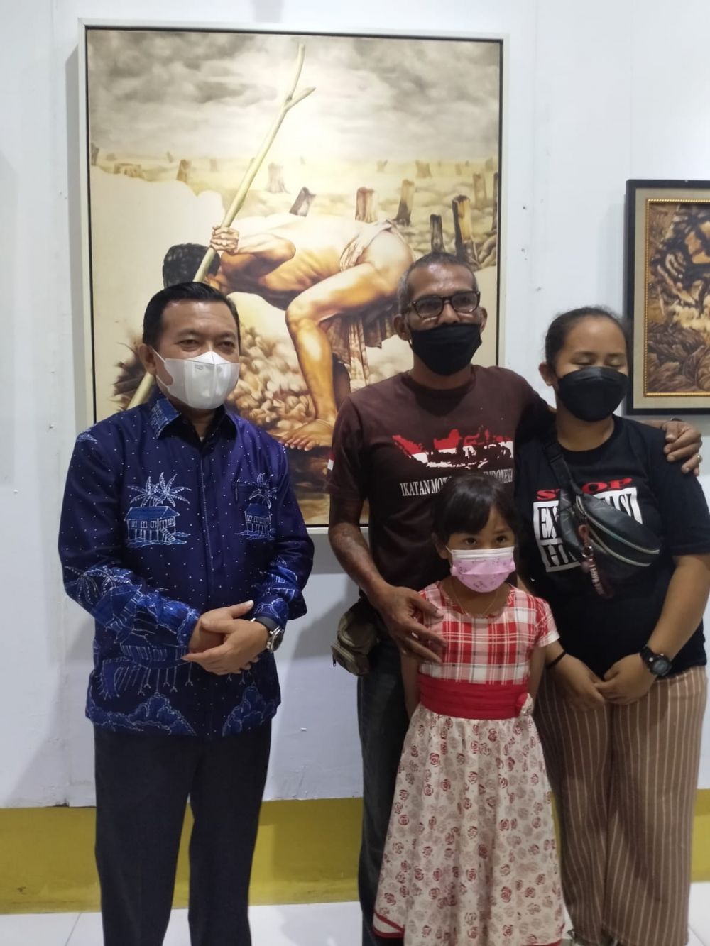 Gubernur bersama Boslan Tobing dengan keluarga